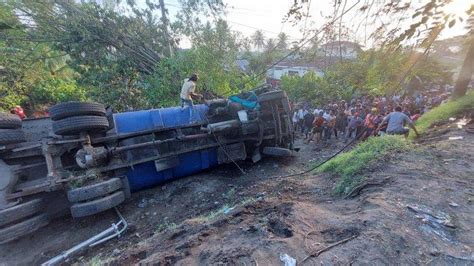 Truk Tangki Cpo Terbalik Di Perbaungan Sopir Tewas Di Tempat Warga