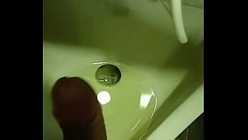 Me la jalo en un baño público XVIDEOS