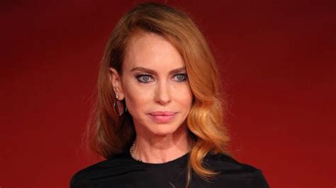 Hot Sexy Yvonne Scio Bikini Pics