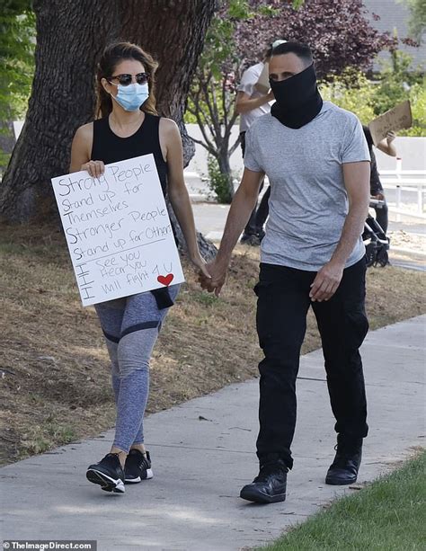 Maria Menounos carries homemade sign as she and hubby Kevin Undergaro ...