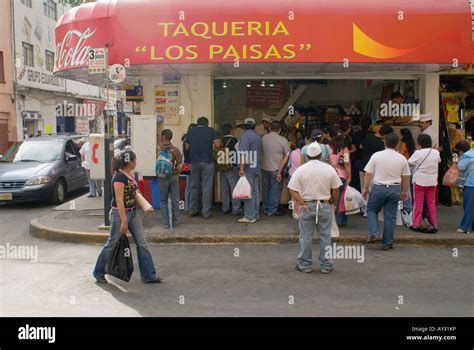 Escena Callejera En El Centro Histórico De La Ciudad De México Una