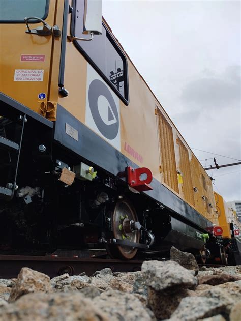 Linhas 8 Diamante E 9 Esmeralda Contam Novo Trem Esmerilhador