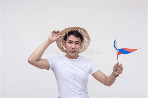 Un Orgulloso Filipino Con Sombrero De Paja Y Bandera Filipina Aislado