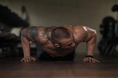 Joven Haciendo Flexiones En El Gimnasio Foto Premium