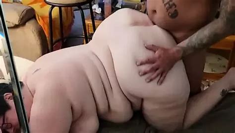 Reife BBW Oma wird im Hotelzimmer Doggystyle gefickt gefingert und mit Sperma gefüttert POV