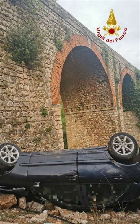 FOTO Giungano Precipitano Dal Ponte Della Strada Provinciale Con L