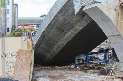 Viaduto em construção que liga obra da Copa desaba em BH e deixa mortos