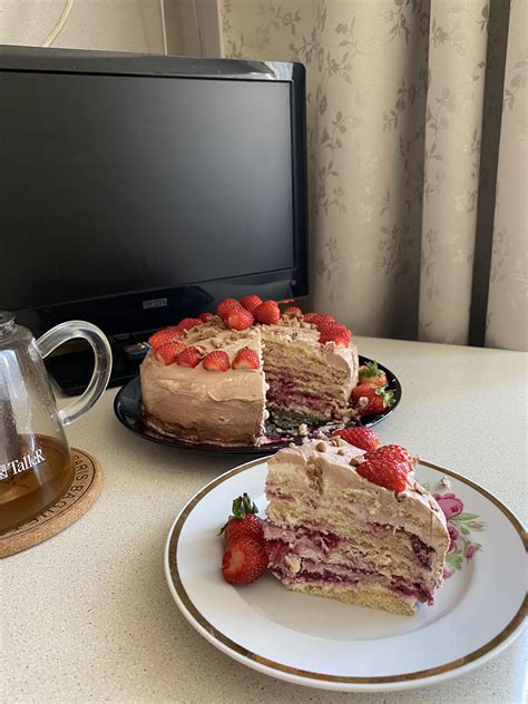 Biscuit cake with cream cheese and strawberries inside : r/cake