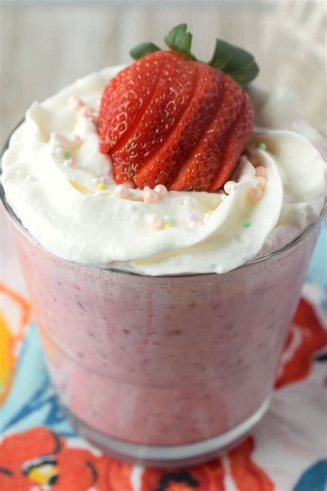 Strawberry Milkshake – Snacks and Sips