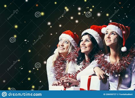 Grupo De Mujeres Felices Disfrazadas De Santa Claus Y Navidad De