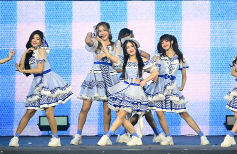 Bnk48 โชว์เพลงใหม่ “gingham Check” โดย 16 เซ็มบัตสึวัดดวง