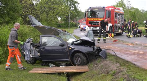 Nonstopnews Zwei Pkw Prallen Nach Starkregenschauer In Kurve Frontal