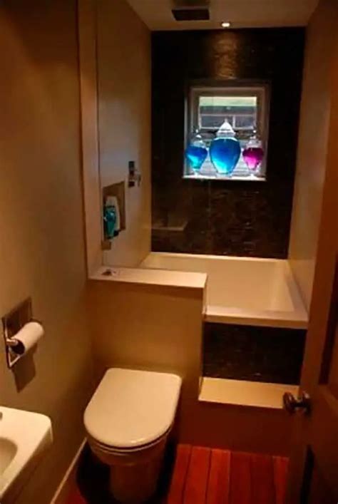 Cómo ahorrar espacio en baños diminutos Tiny house bathroom Tiny