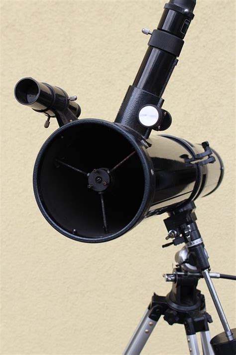 Does the Type of Telescope Eyepiece Matter? - AstronimUs