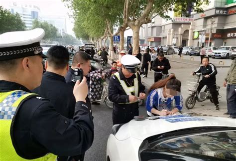 邢台123：事发守敬南路，女司机把车横马路中间，怕交警贴条，把车牌摘下锁车去商场了。。。