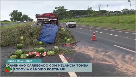 Caminhão carregado de melancia causa congestionamento em rodovia