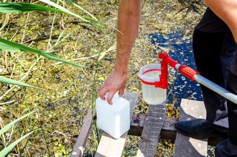 Muestras De La Toma De Agua Para La Prueba De Laboratorio El Concepto