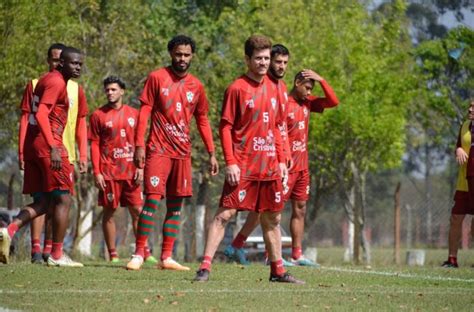 Portuguesa realiza treino de posicionamento e finalização