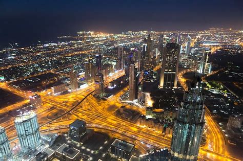 Horizonte noturno da cidade de dubai modernos arranha céus dos