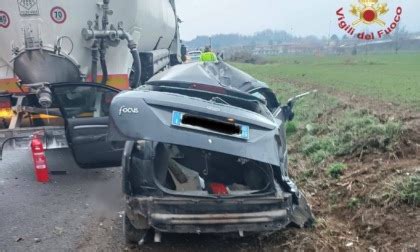 Scontro Frontale Tra Un Auto E Un Camion Ad Almenno San Bartolomeo