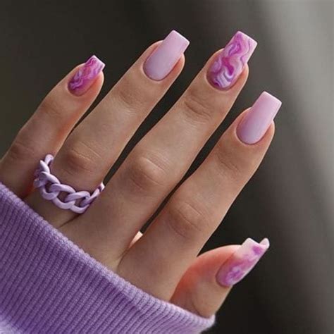 Ideas de uñas Barbie 2023 en color rosa para ver la película