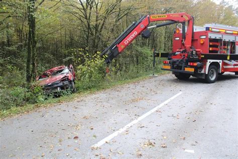 20 letni voznik v nesreči pri Veliki vasi pristal na strehi Moje Posavje