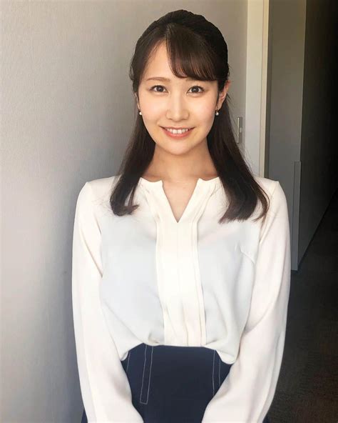 島津咲苗さんのインスタグラム写真 島津咲苗instagram 「お疲れ様です！！ 今日もアップ ありがとうございました。 先週のいえサタの衣装です。 ブラウスが清楚なイメージだったので