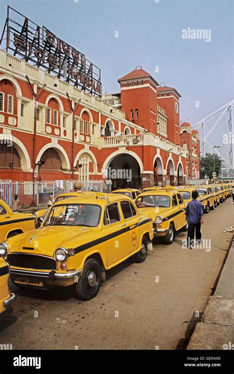 Howrah Railway station Stock Photo - Alamy