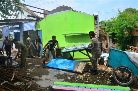 PENERTIBAN BANGUNAN LIAR ANTARA Foto