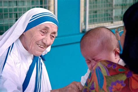 Mother Teresa Helping The Poor Children