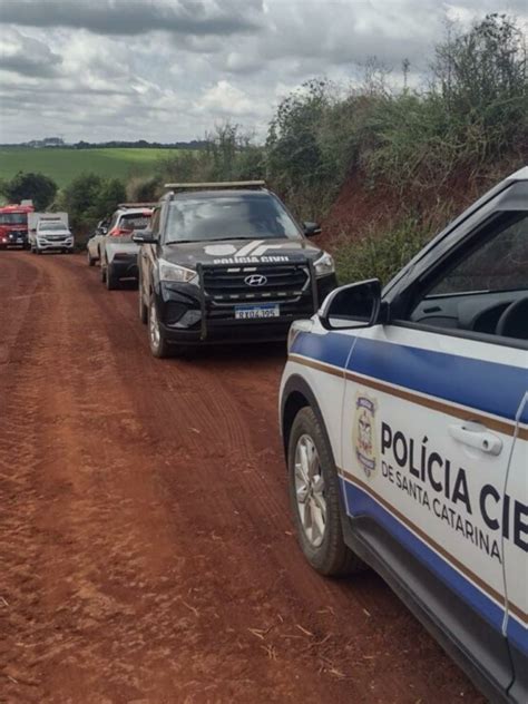 Corpo Parcialmente Enterrado E Em Estado Avan Ado De Decomposi O