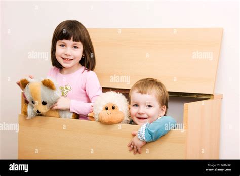 Two woman blond brunette Fotos und Bildmaterial in hoher Auflösung Alamy