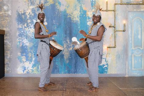 Un Grupo De Personas Con Trajes Tradicionales Africanos Tocando