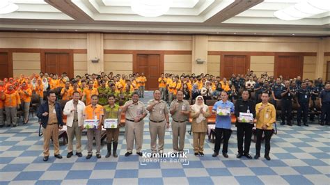 259 PJLP Kantor Wali Kota Jakbar Dapat Bingkisan Lebaran