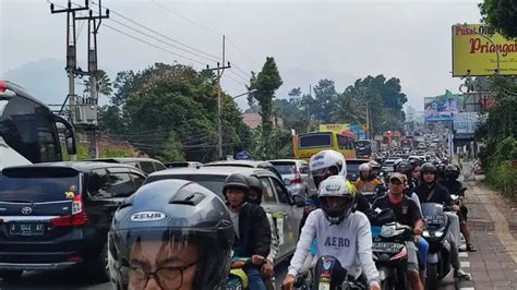 Arus Balik Wisatawan Dari Cianjur Ke Jakarta Di Jalan Raya Puncak Macet