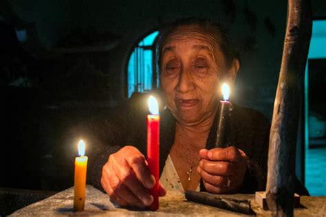 Familias Iluminan Con Velas El Camino De Las Nimas En Chumayel