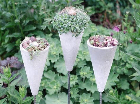 Sommerlicher Hingucker Gartenstecker Blumenampel Aus Beton