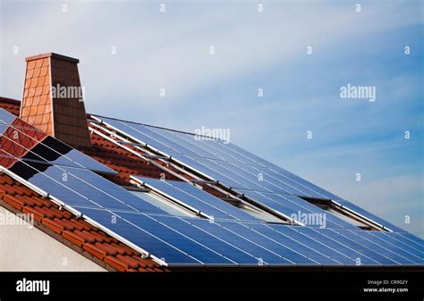 Los Paneles Solares Fotovoltaicos Montados Sobre El Techo De Una Casa