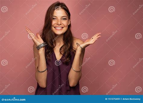 Het Jonge Brunette Spreidt Uit Haar Handen Met Armbanden Uit Glimlachend Bij De Camera Roze