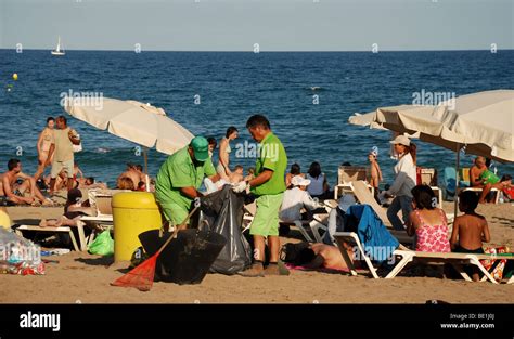 Crowds at Barcelona beach. Spain Stock Photo - Alamy