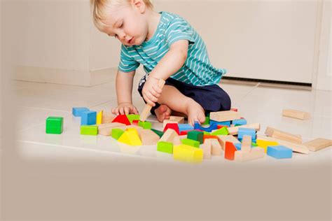 Как развивать ребенка в 7-8 месяцев: какие игры, игрушки и развивающие ...