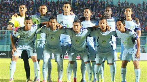 Foto Wasit Cedera Warnai Babak I Persela Vs Sriwijaya Fc