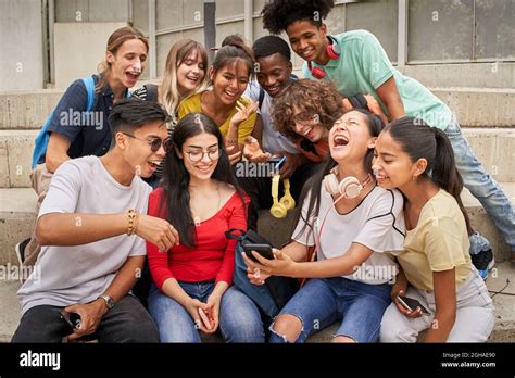 Teenagers watching hi-res stock photography and images - Alamy