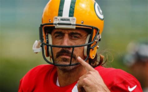 De qué se trata el retiro de oscuridad al que acudió Aaron Rodgers