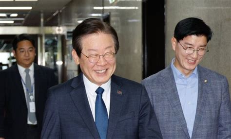 이해식 이재명 사진에 “신의 사제신의 종”