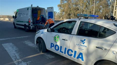 URGENTE En una esquina clásica fuerte choque entre moto y camioneta