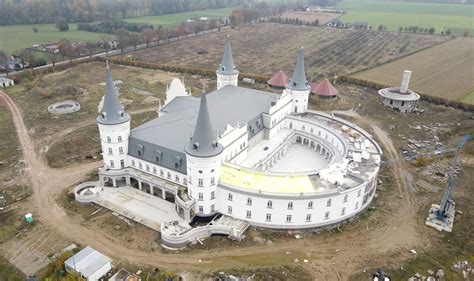 We Wsi Katarzynin Ko O Ko Ciana Buduj Zamek Z Czterema Wie Ami W