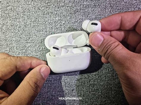 Airpods Flashing White But Not Connecting Step By Step Fix Headphonesty