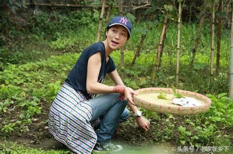 實拍素顏農村女人干農活，誰說農村女人不會打扮？這才是自然的美 每日頭條