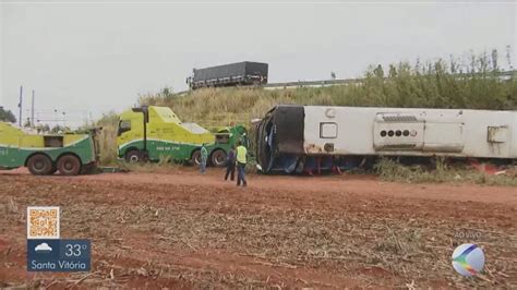 Ônibus que caiu de ribanceira em MG fazia viagem de forma clandestina